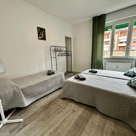 Oasis In Center Of * Ούντινε